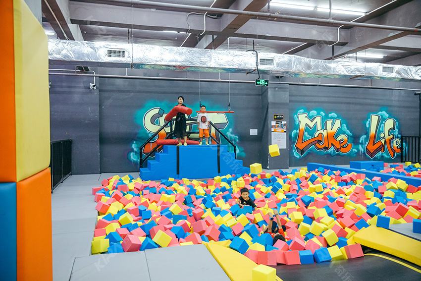 蹦床運動公園海綿球池區(qū)